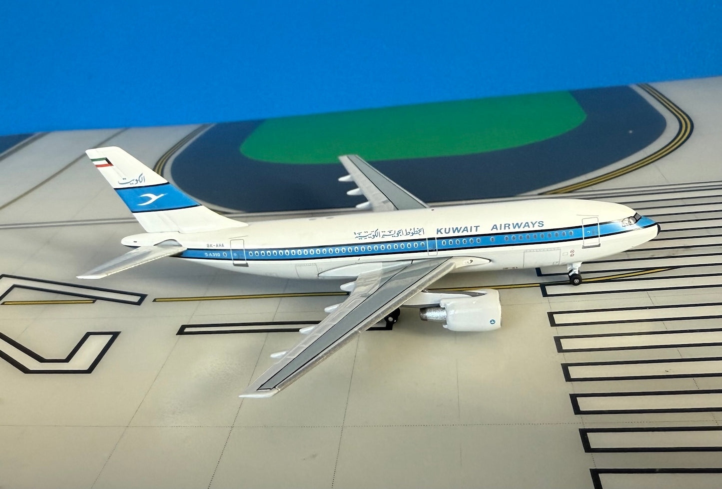 Kuwait Airways Airbus A310-222 9K-AHA 1980s 1:400 scale diecast AeroClassics