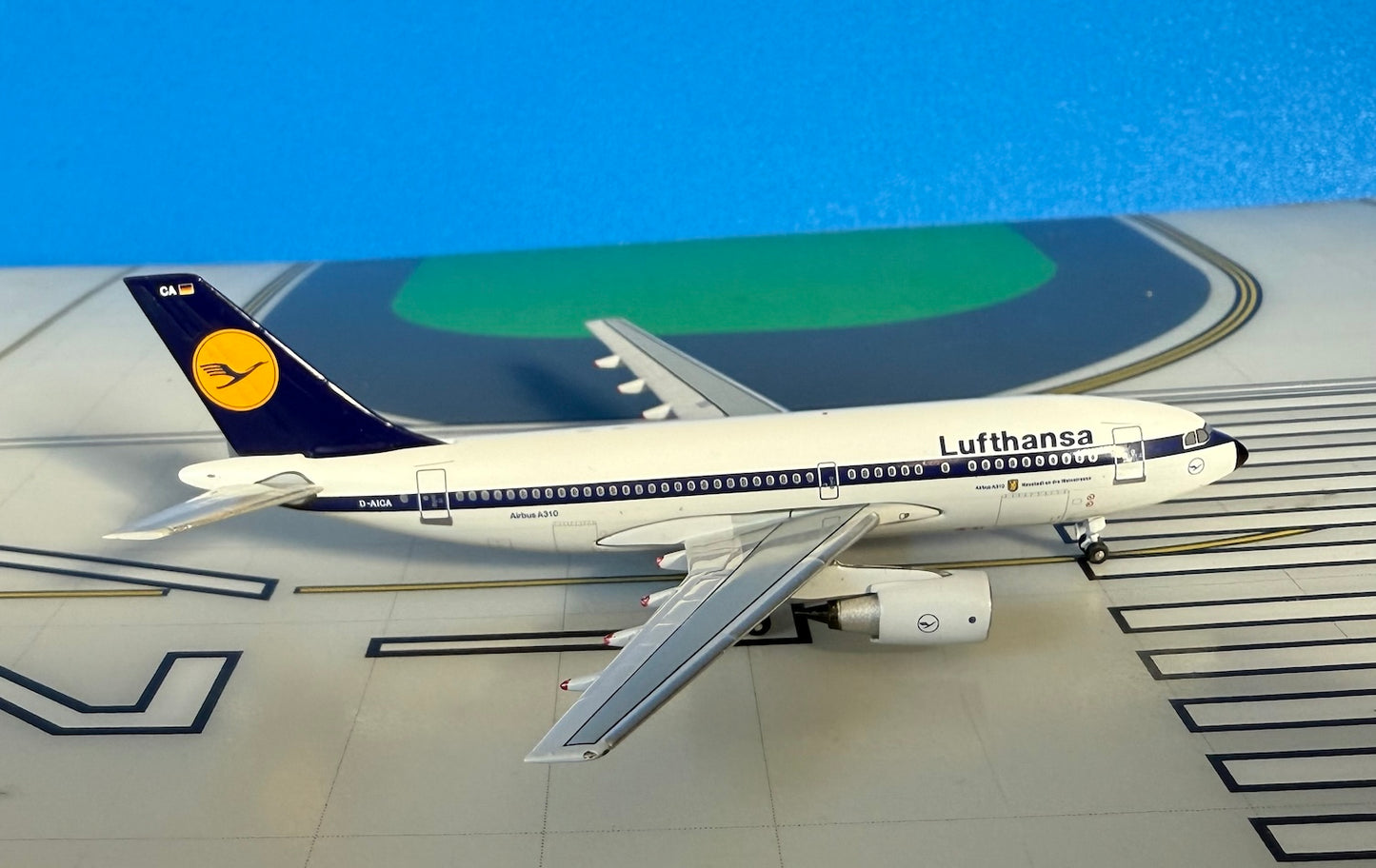Lufthansa Airbus A310-203 D-AICA late 1970s 1:400 scale diecast AeroClassics
