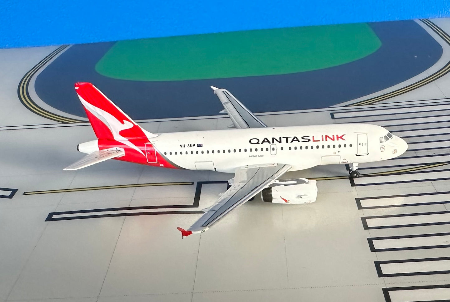 QantasLink Airbus A319-132 VH-8NP current colors 1:400 scale diecast Aeroclassics