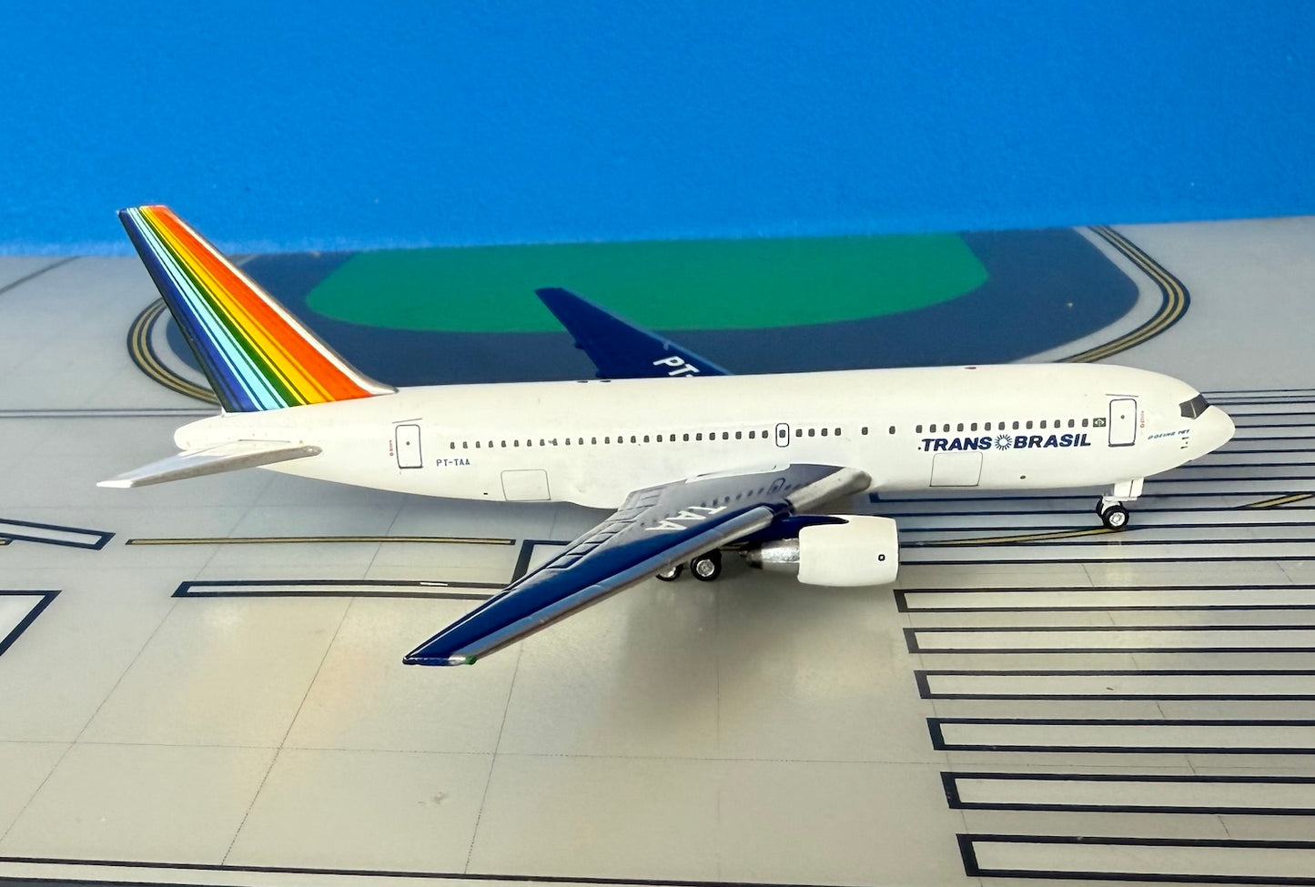 Trans Brasil Boeing 767-200 PT-TAA 1990s colors, Dark Blue Wings 1:400 scale diecast Aeroclassics