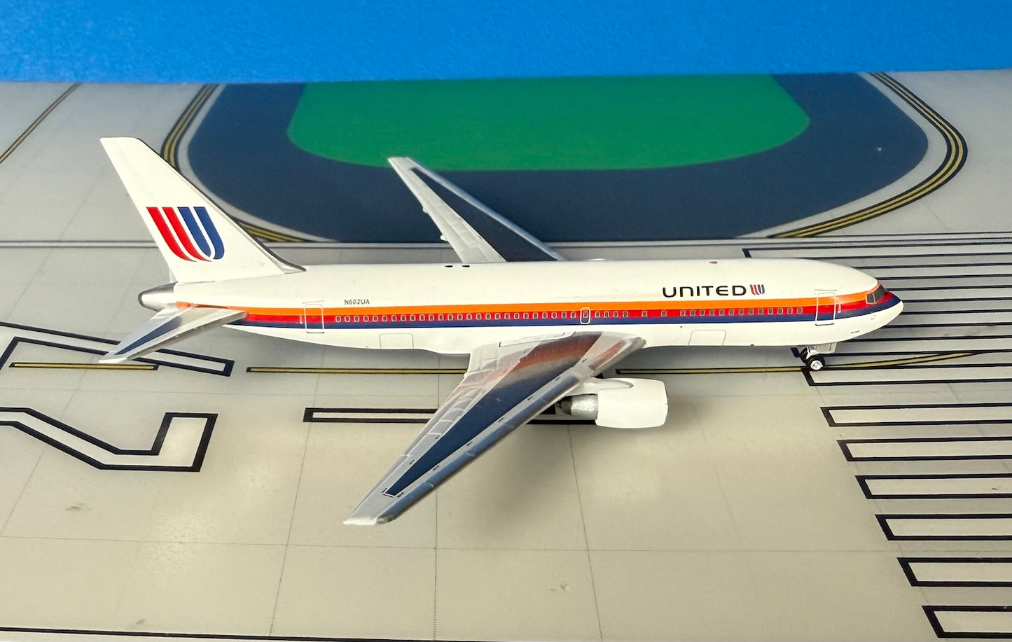United Boeing 767-200 N602UA 1980s Saul Bass 1:400 scale diecast Aeroclassics