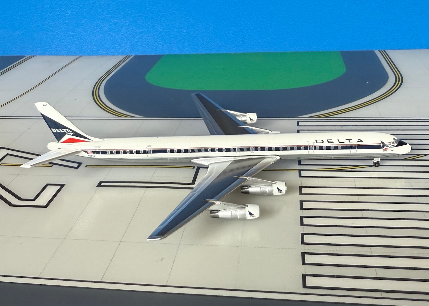 Delta Douglas DC-8-61 N824E 1970s Widget colors 1/400 scale diecast Aeroclassics