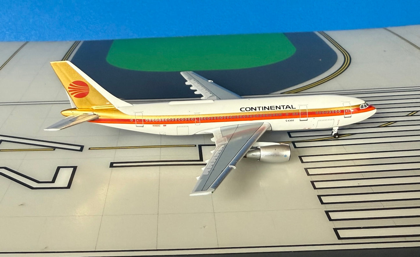 Coninental Airbus A300B4 N968C red meatball 1:400 scale diecast Aeroclassics