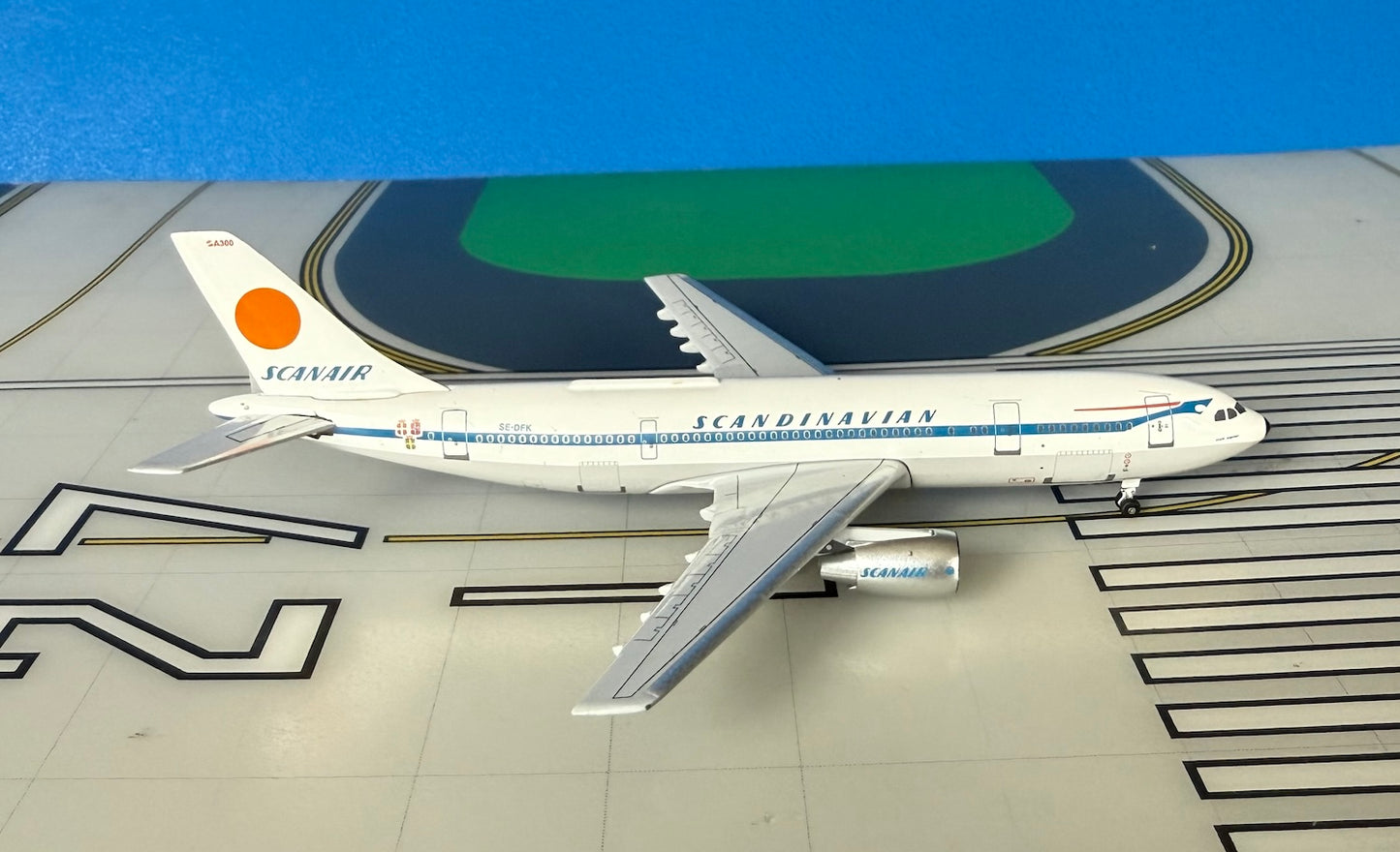Scanair Airbus A300B2 SE-DFK 1980s colors scandinavian 1:400 scale diecast Aeroclassics