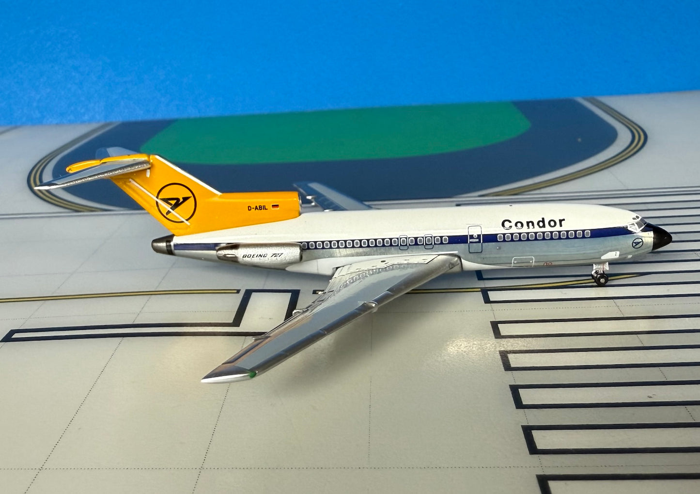 Condor Boeing 727-30 D-ABIL 1970s colors 1:400 scale diecast Aeroclassics