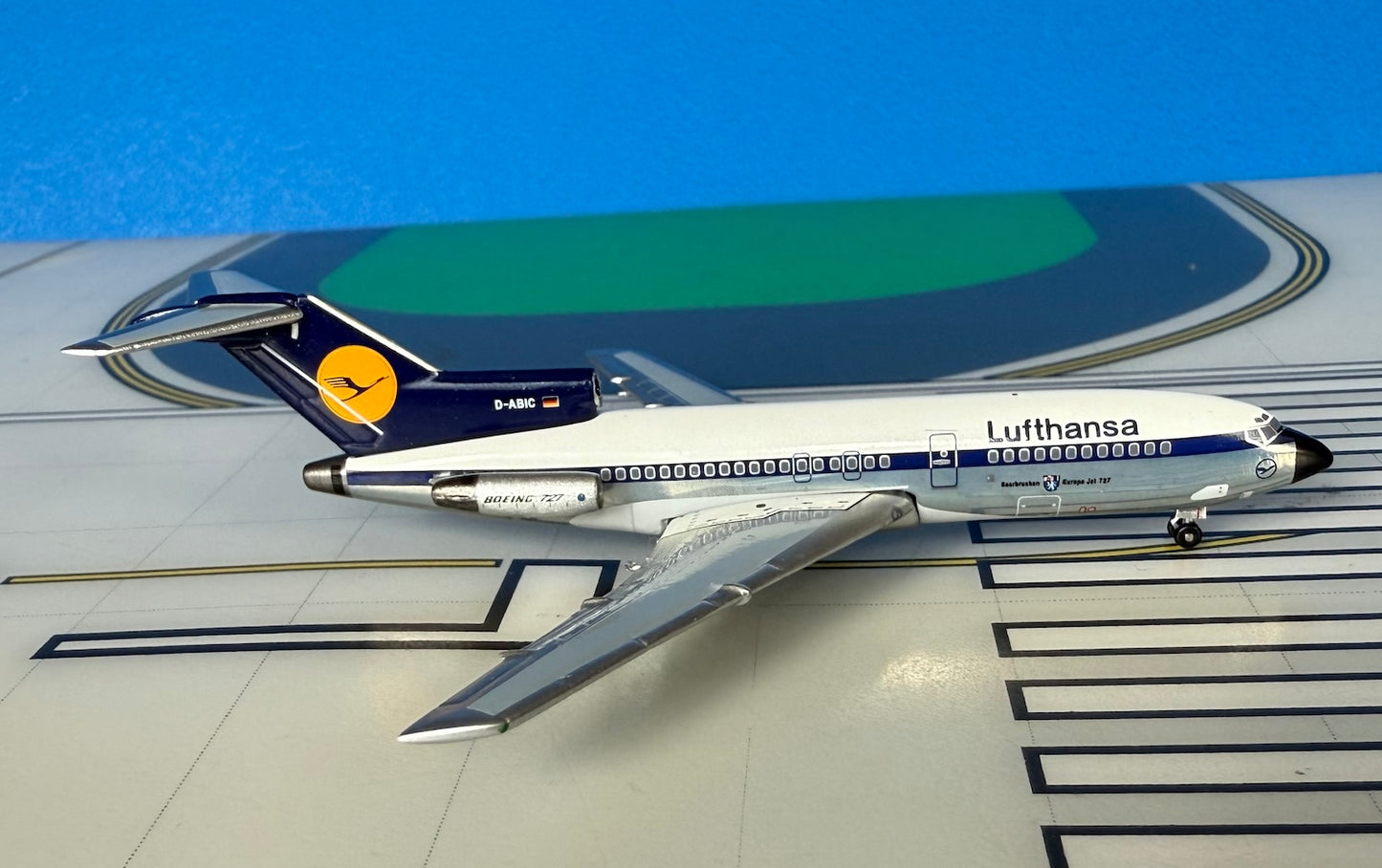 Lufthansa Boeing 727-30 D-ABIC 1970s colors 1:400 scale diecast Aeroclassics