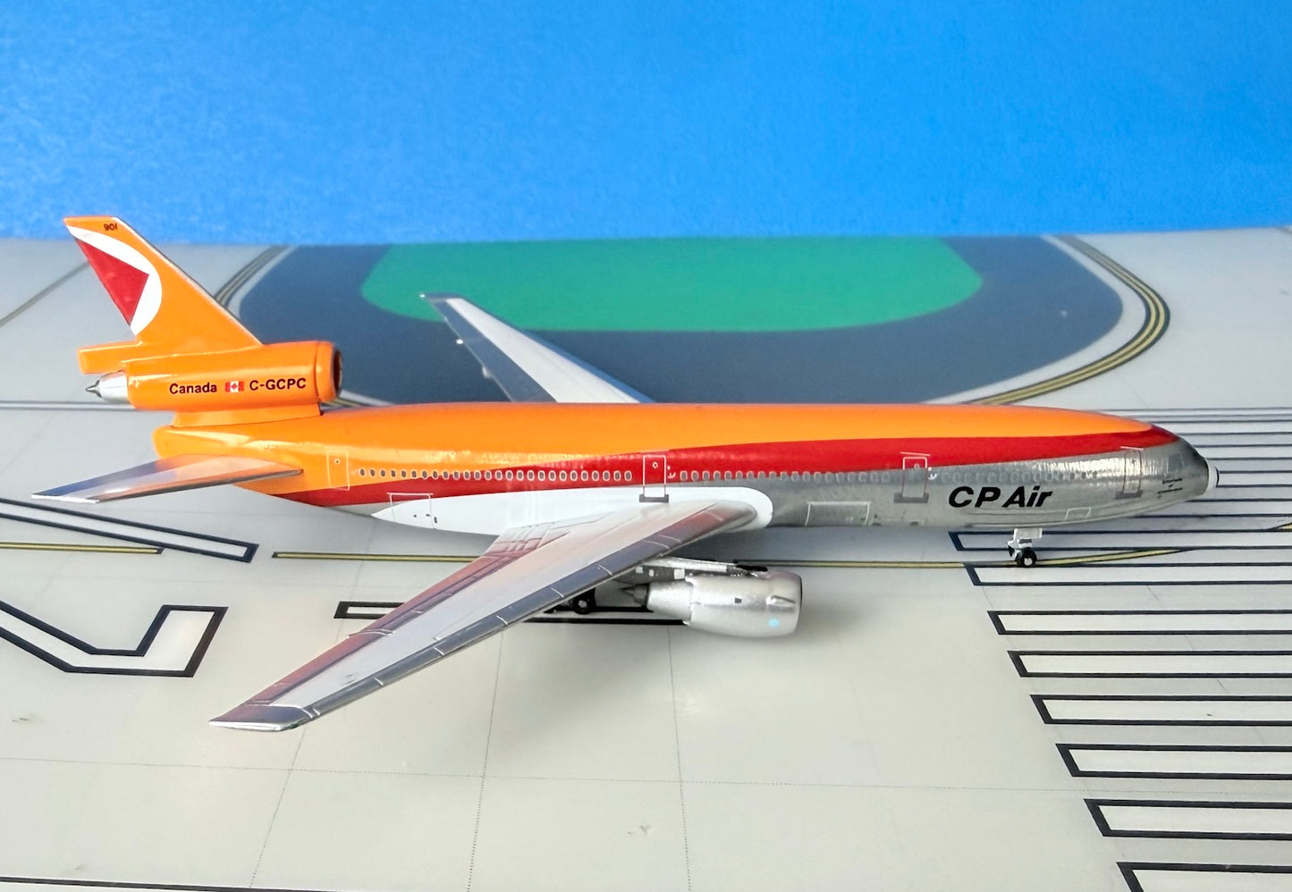 CPAir DC-10-30 C-GCPC 1970s Colors 1:400 scale diecast Aeroclassics