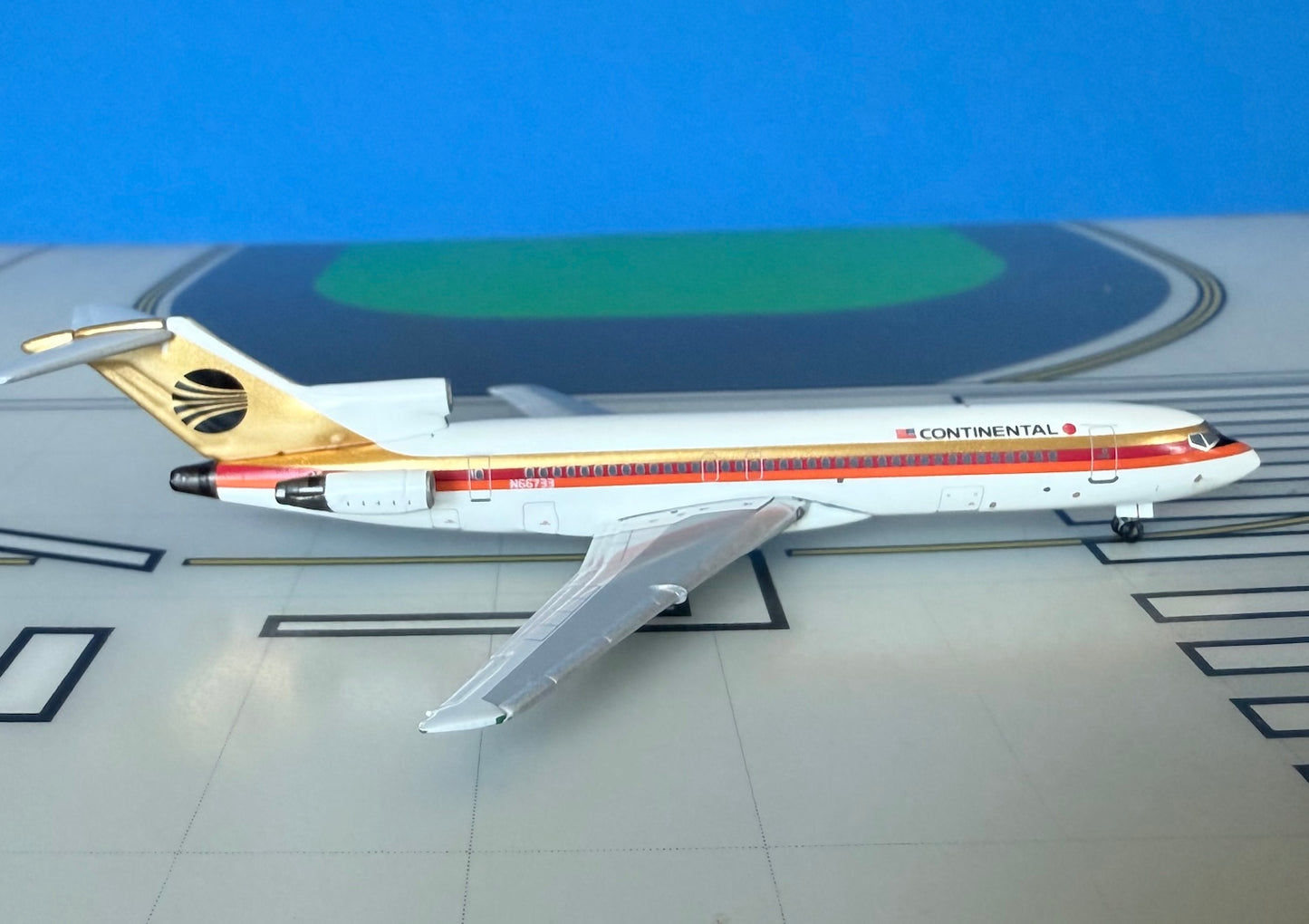 Continental Boeing 727-200/Adv N66733 Black meatball 1:400 scale diecast Aeroclassics