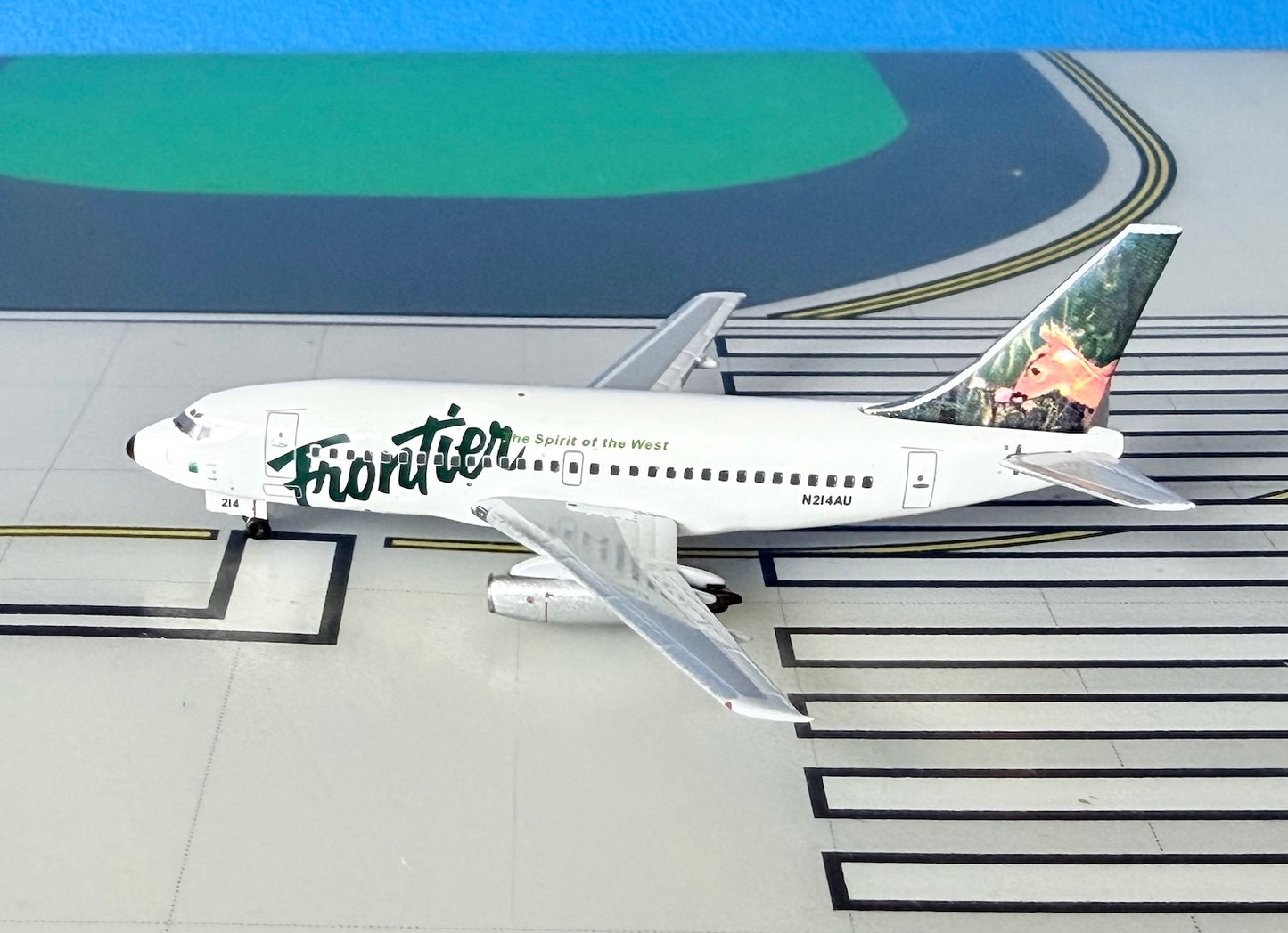 Frontier Boeing 737-200 N214AU Fawn tail 1:400 scale diecast Aeroclassics