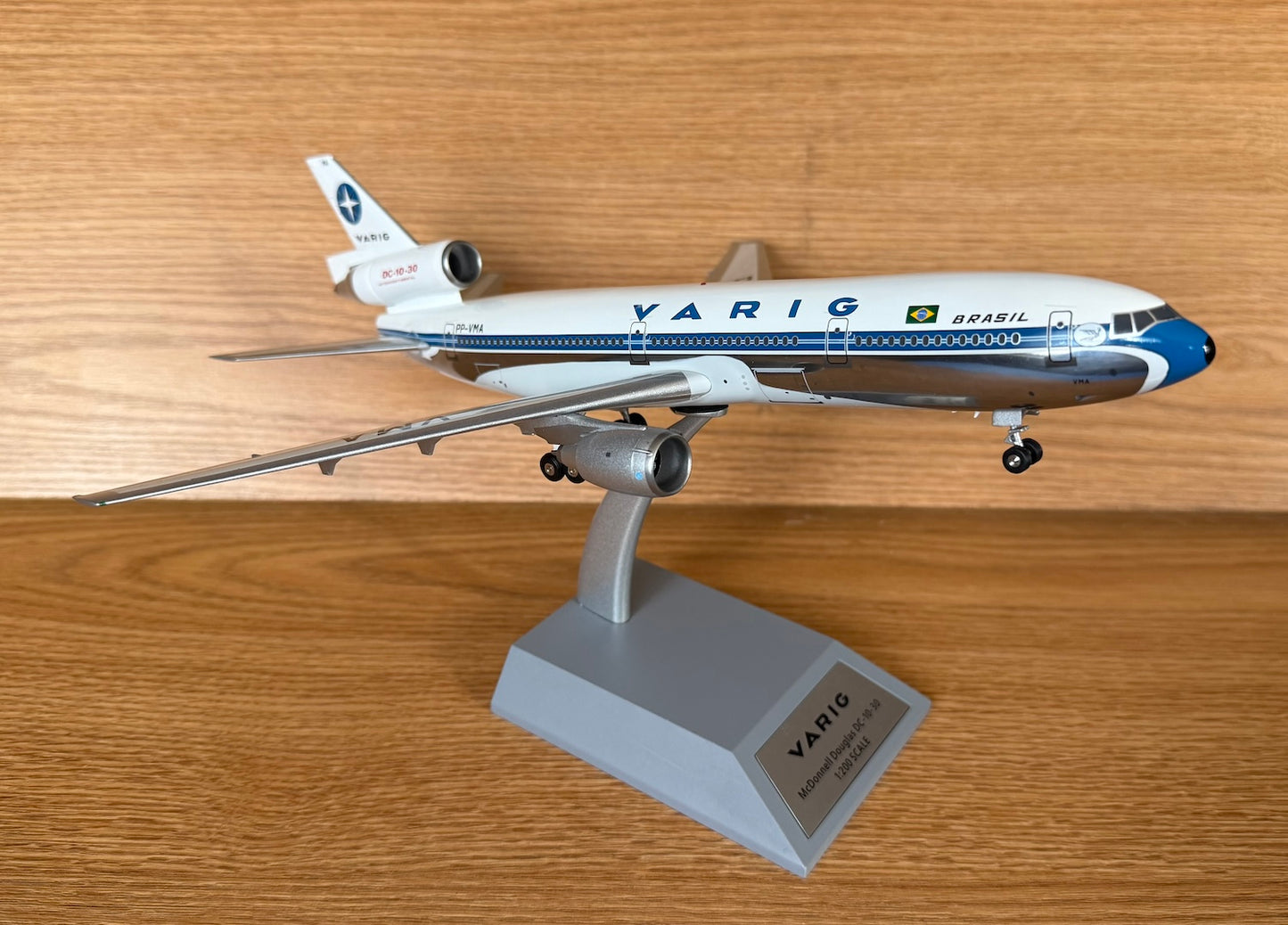 Varig Douglas DC-10-30 PP-VMA 1980s colors 1:200 scale diecast Inflight Models