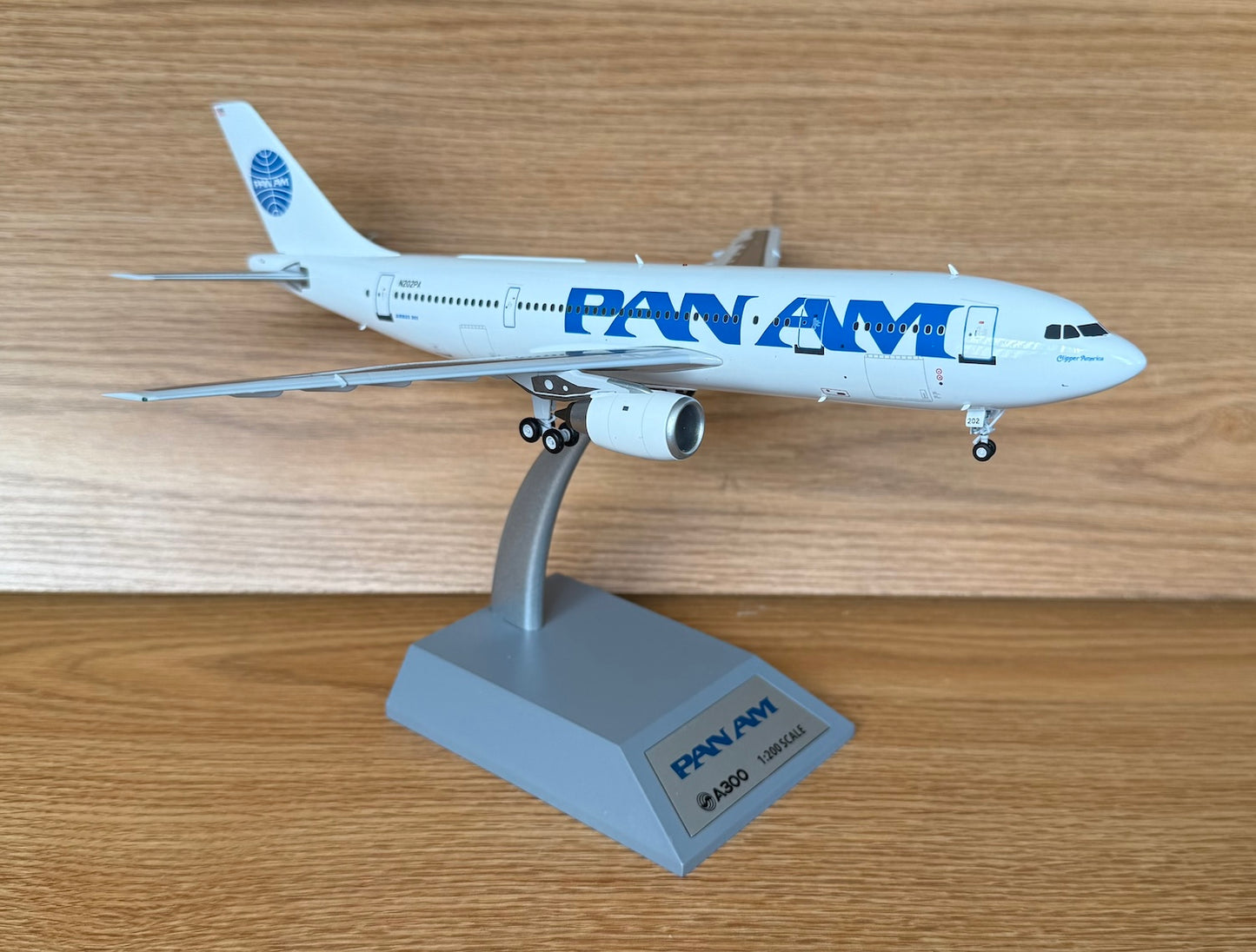 Pan Am Airbus A300B4-200 N202PA late 1980s colors 1:200 scale Inflight Models