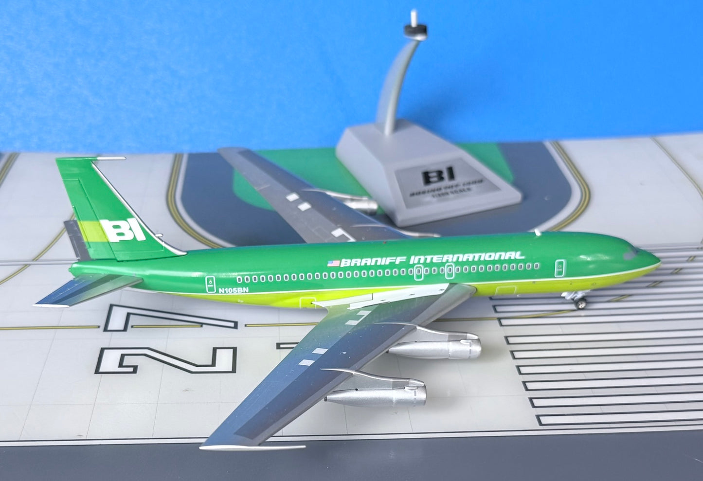 Braniff International Boeing 707-138B N105BN Flying colors Green 1:200 scale diecast Inflight Models