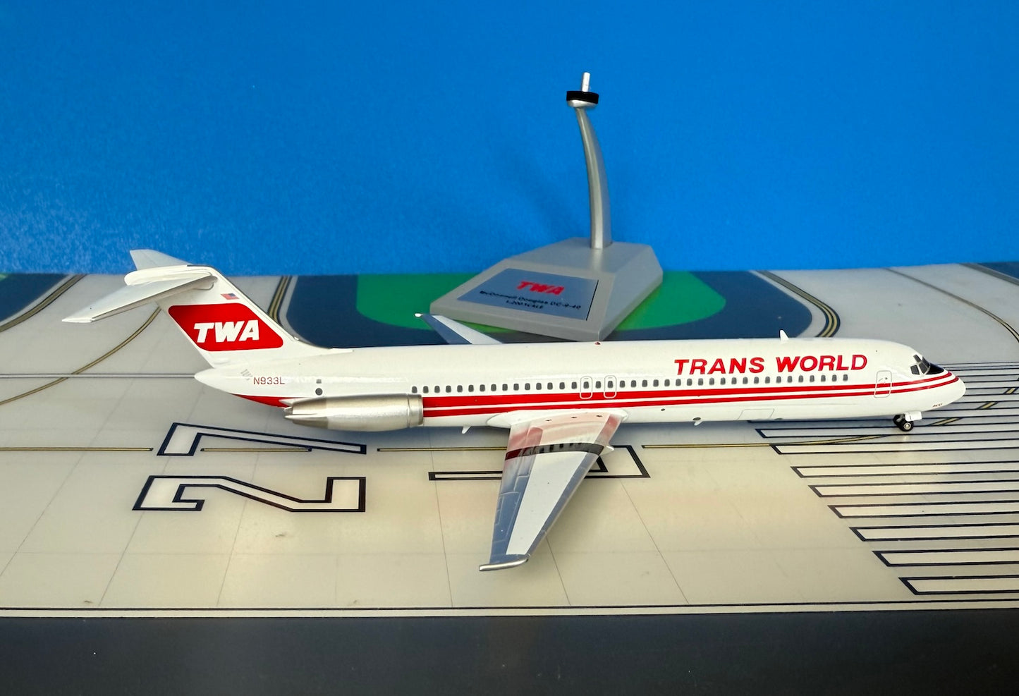 Trans World Douglas DC-9-40 N933L 1990 color 1:200 scale diecast Inflight Models