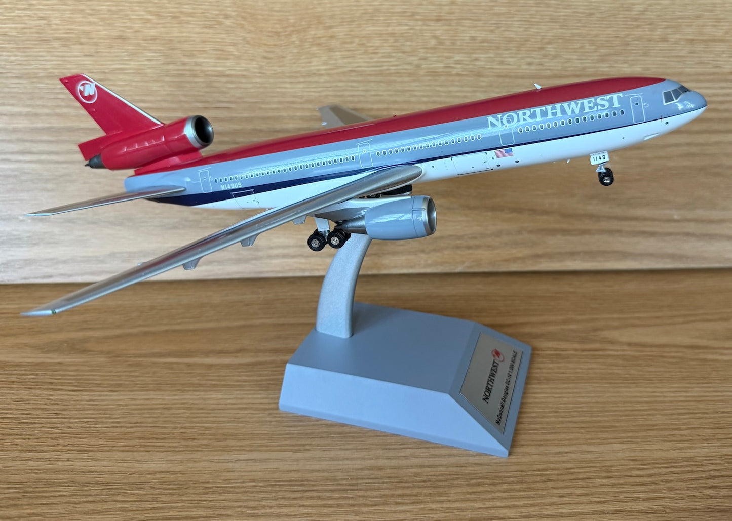 Nortwest Douglas DC-10-40 N149US 1990s Bowling Shoe 1:200 scale diecast Inflight Models