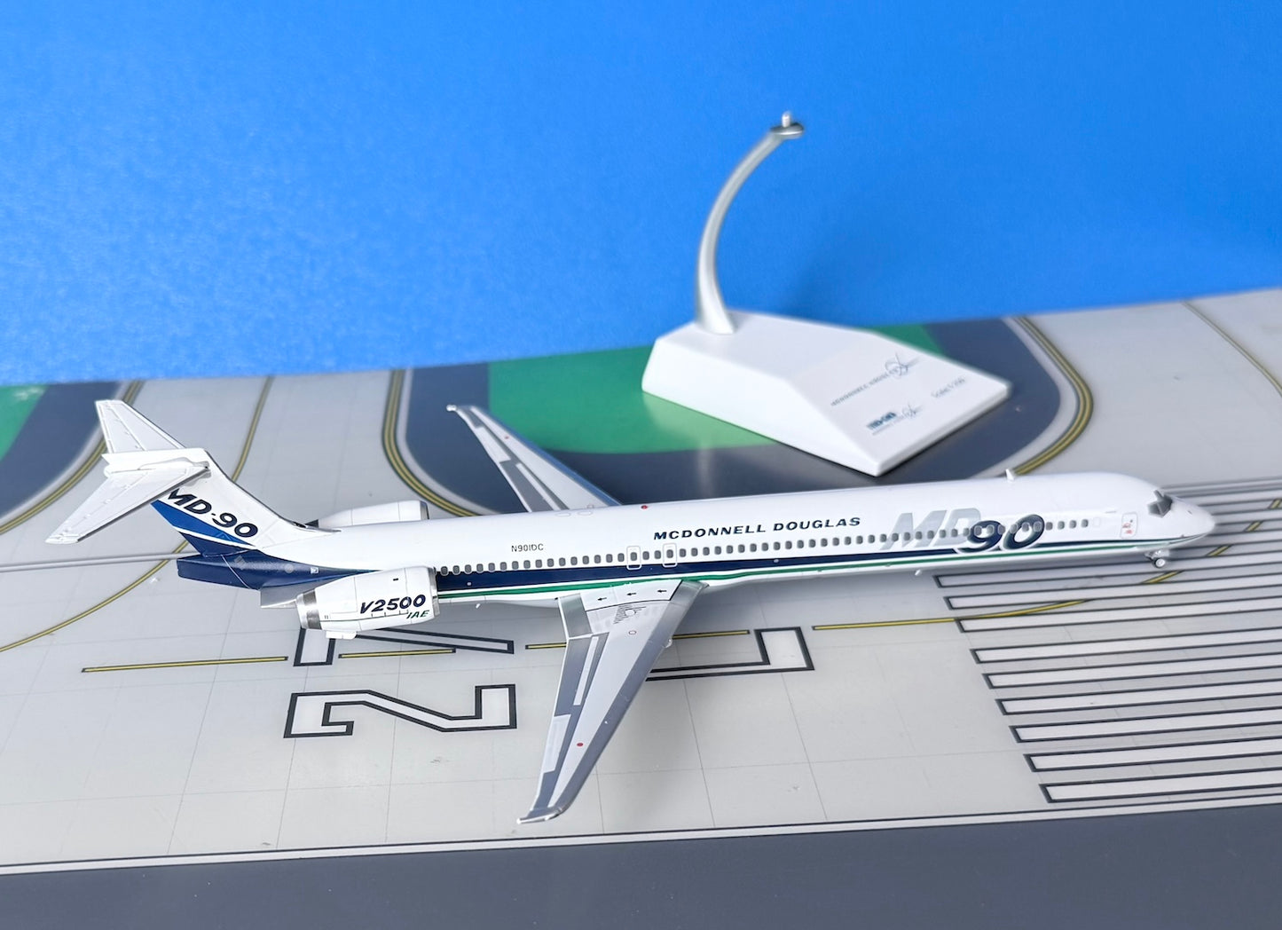 McD Douglas MD-90-30 N901DC House colors 1:200 scale diecast JC Wings
