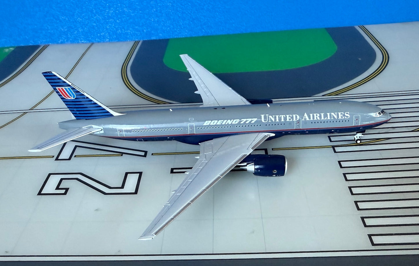 United Boeing 777-200 N777UA Battle Ship gray, 777 1:400 scale diecast JC Wings