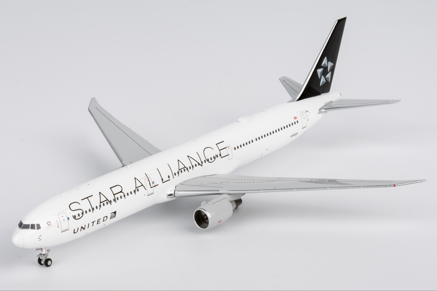 United Boeing 767-400ER N76055 Star Aliance colors 1:400 scale diecast NG Models