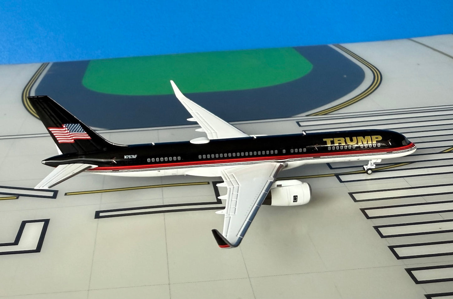 Trump Boeing 757-200/Winglets N757AF New colors 1:400 scale diecast NG Models