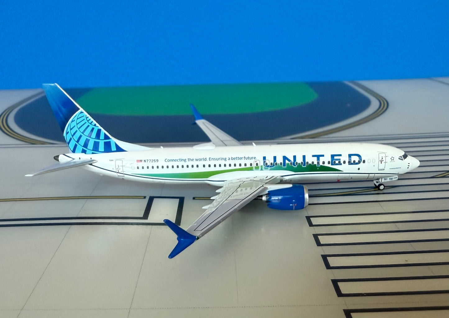 United Boeing 737 Max 8 N877259 Sustinable fuel 1:400 scale diecast NG Models