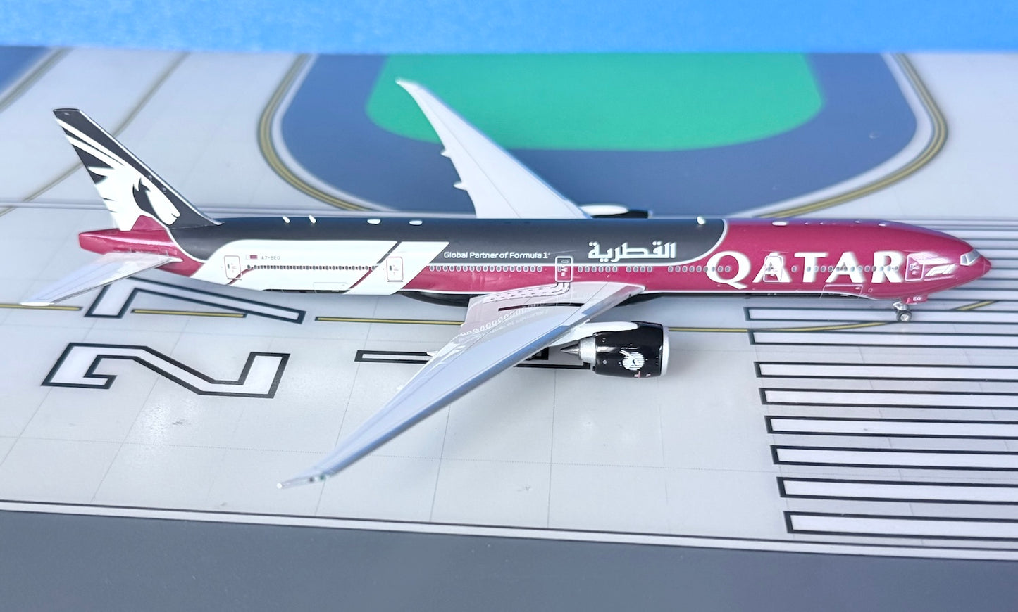 Qatar Airways Boeing 777-300ER A7-BEG F1 colors 1:400 diecast Phoenix Models