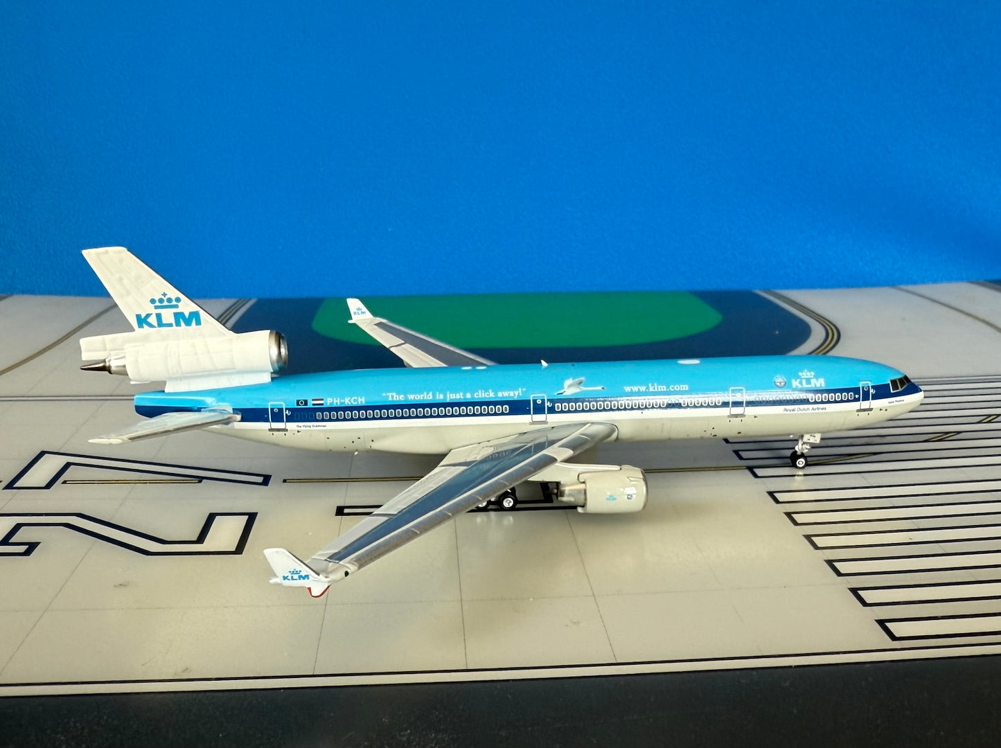 KLM McD Douglas MD-11 PH-KCH The World is Just a Click Away 1:400 scale diecast Phoenix Models