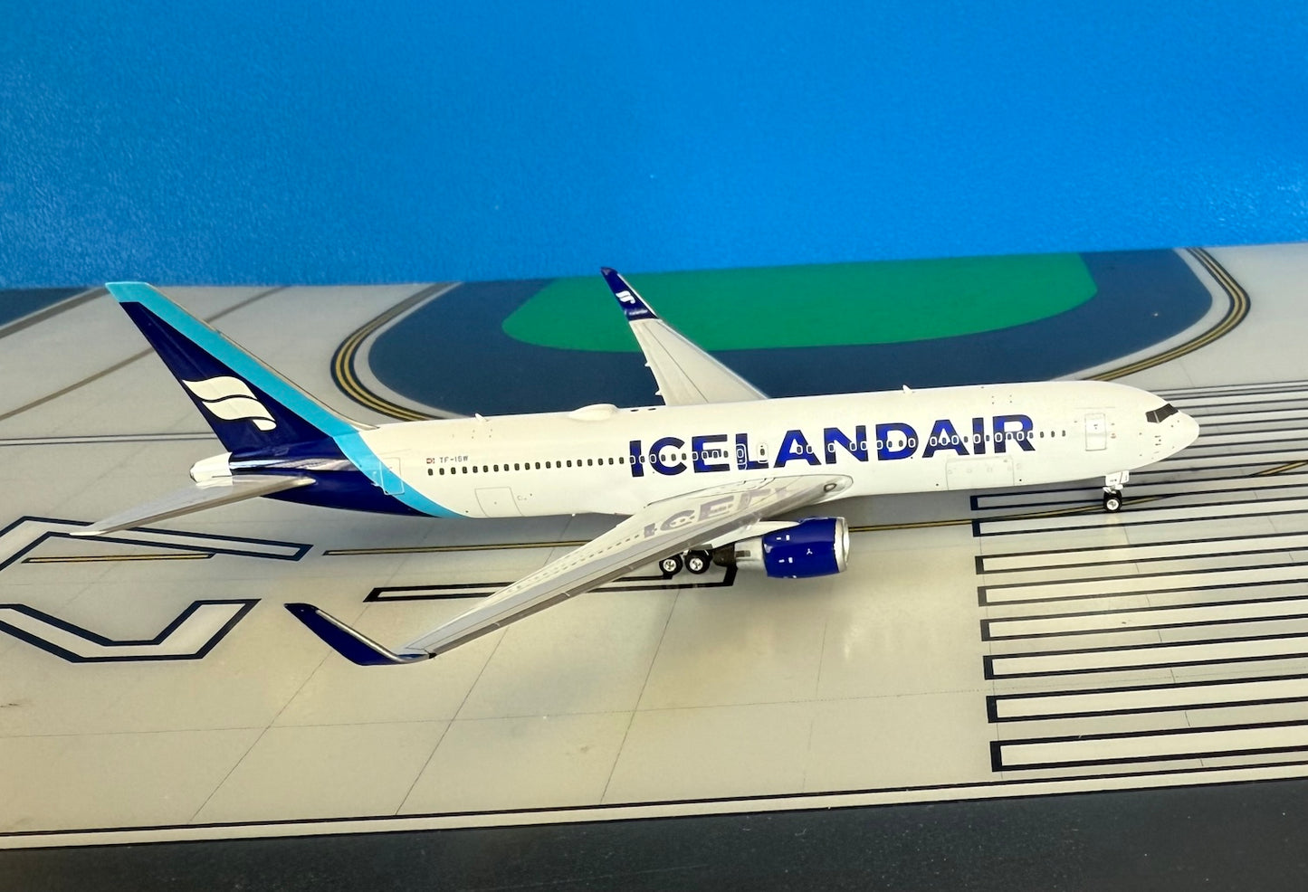 Icelandair Boeing 767-319ER TF-ISW current 1:400 scale diecast Phoenix Models