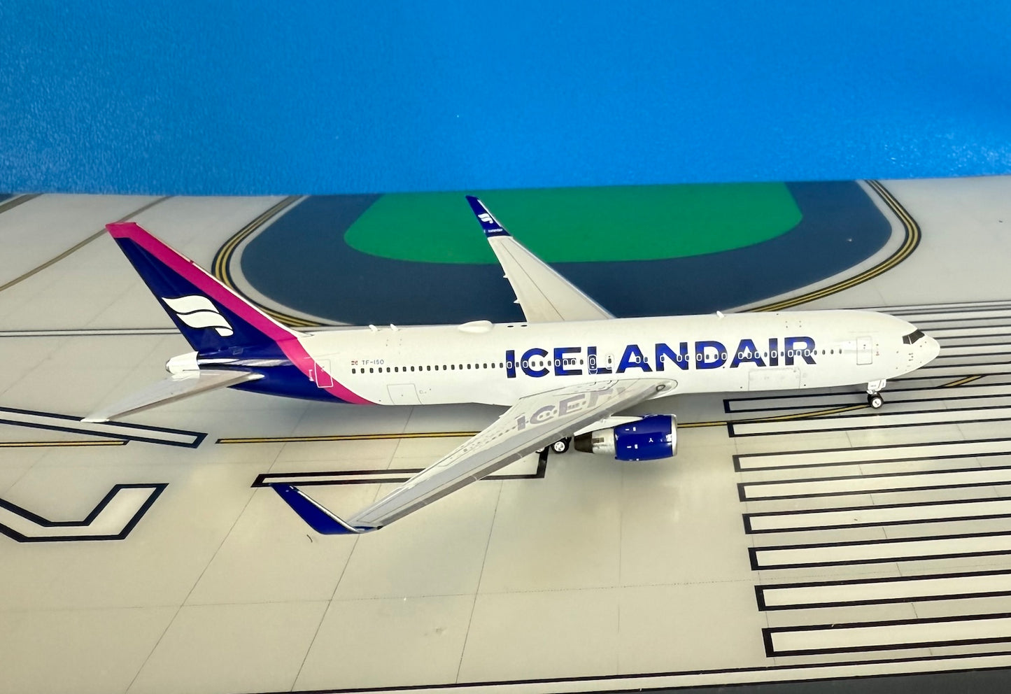 Icelandair Boeing 767-319ER TF-ISO current 1:400 scale diecast Phoenix Models