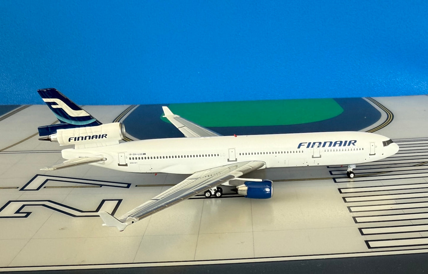 Finnair McD Douglas MD-11 OH-LGG Final colors 1:400 scale diecast Phoenix Models