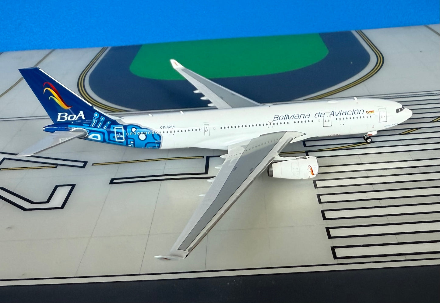 Bolivano de Aviacon Airbus A330-200 CP-3214 Current 1:400 scale diecast Phoenix Models