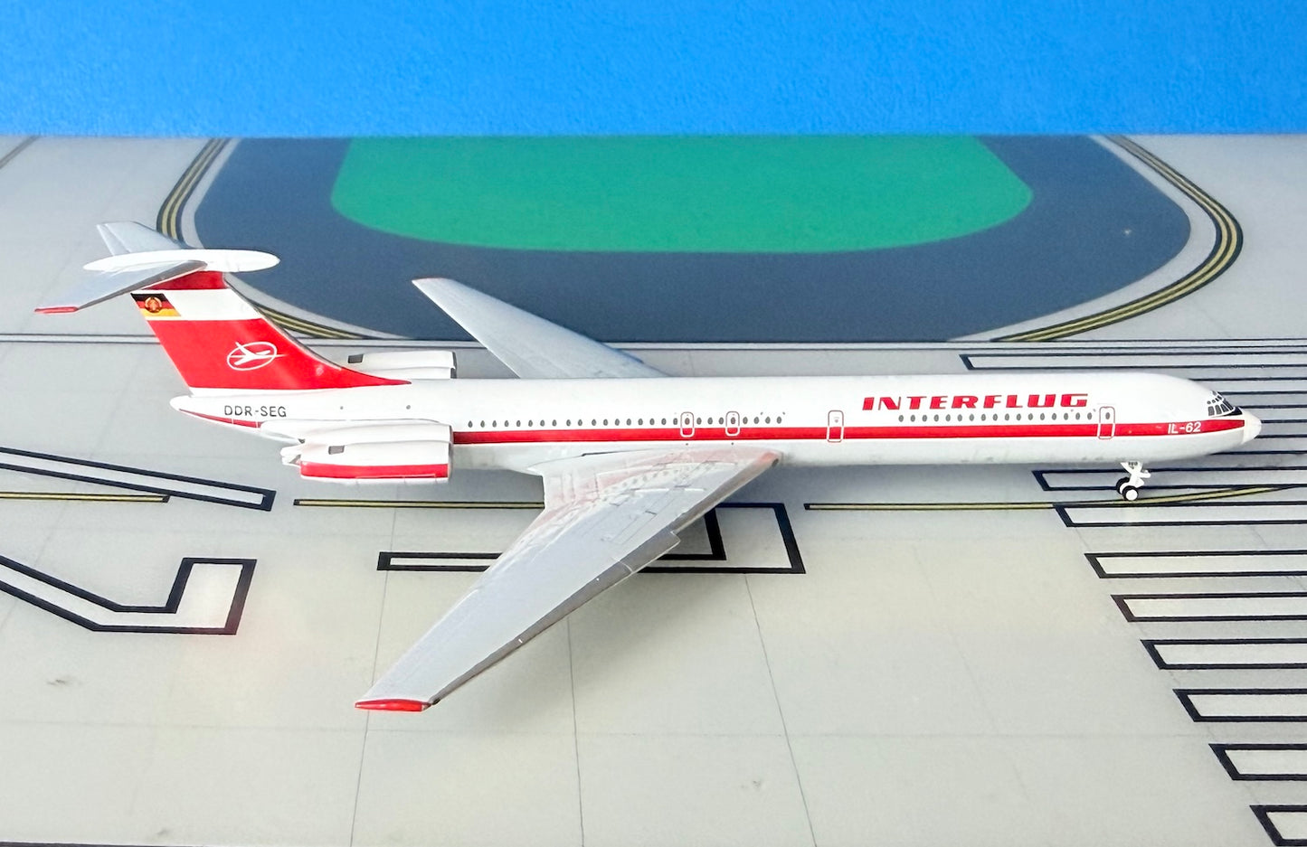 Interflug llyushin IL-62 DDR-SEG 1970s colors 1:400 scale diecast Phoenix Models