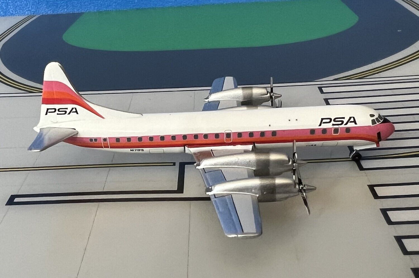 PSA Lockheed L-188C Electra N171PS 1970s colors 1/400 scale diecast Aeroclassic