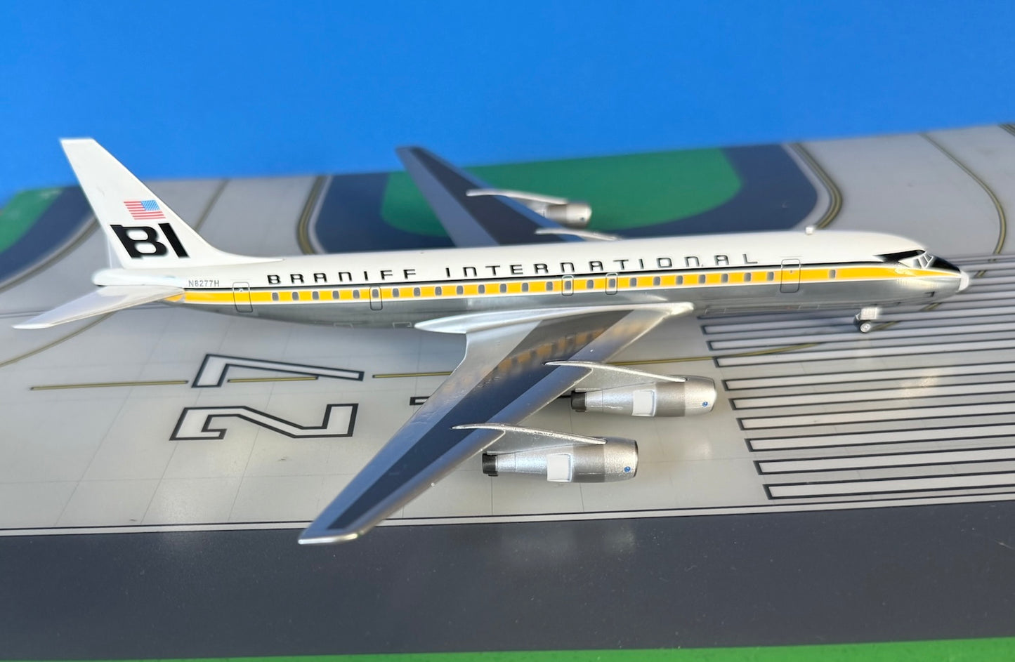 Braniff Douglas DC-8-31 N8277H 1960s colors 1:200 scale diecast Aeroclassics