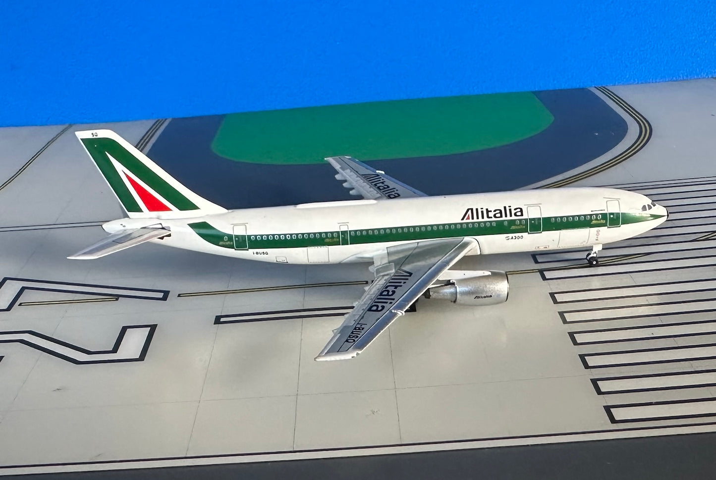 Alitalia Airbus A300B4-103 I-BUSQ Final colors 1:400 scale dicast Aeroclassics