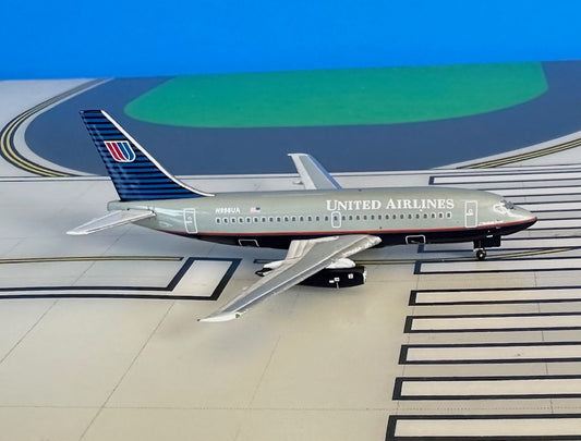 United Boeing 737-200 N998UA 2000s Battleship 1:400 scale diecast Aeroclassics