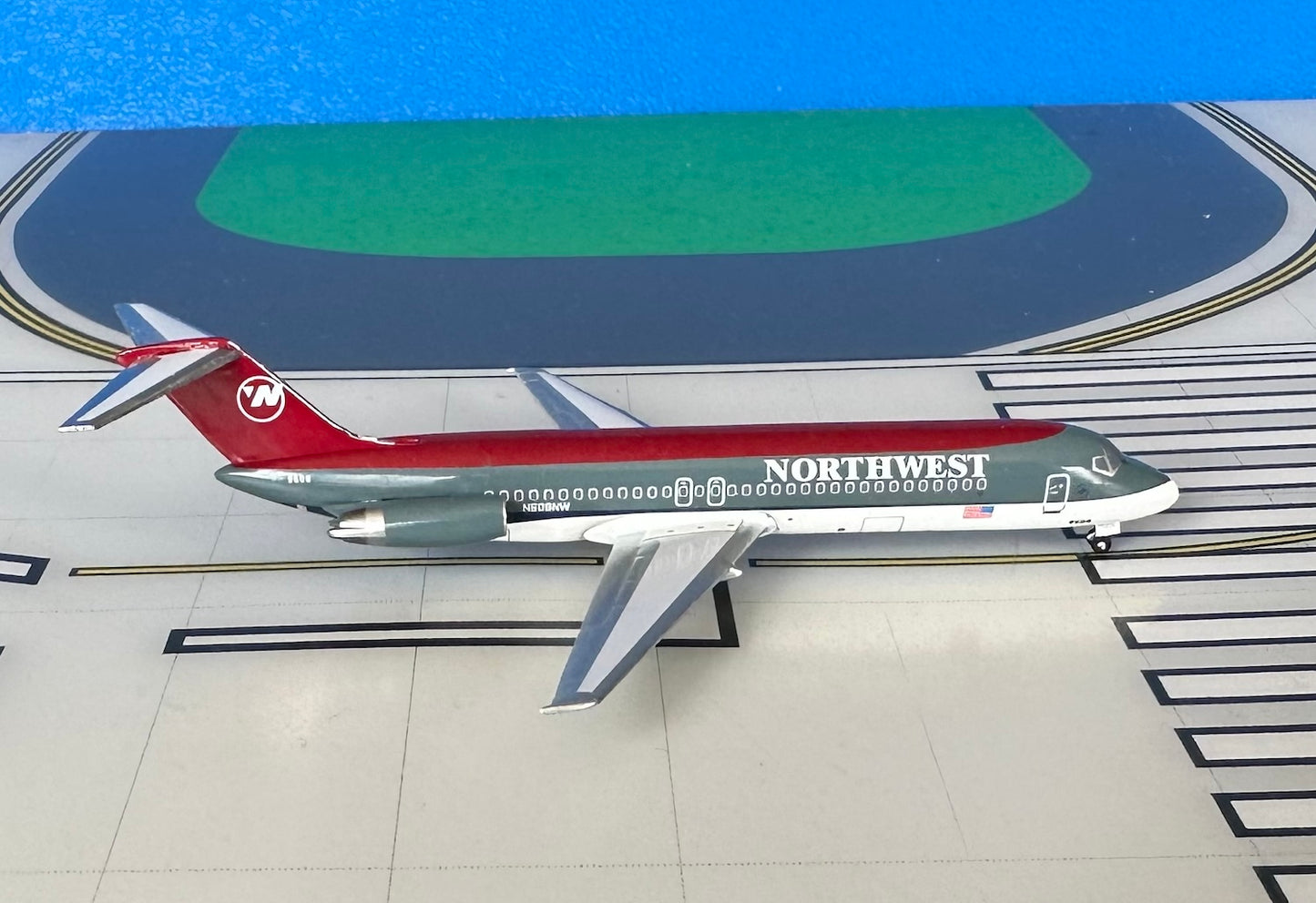 Northwest Douglas DC-9-32 N608NW 2000s colors 1:400 scale diecast Aeroclassics