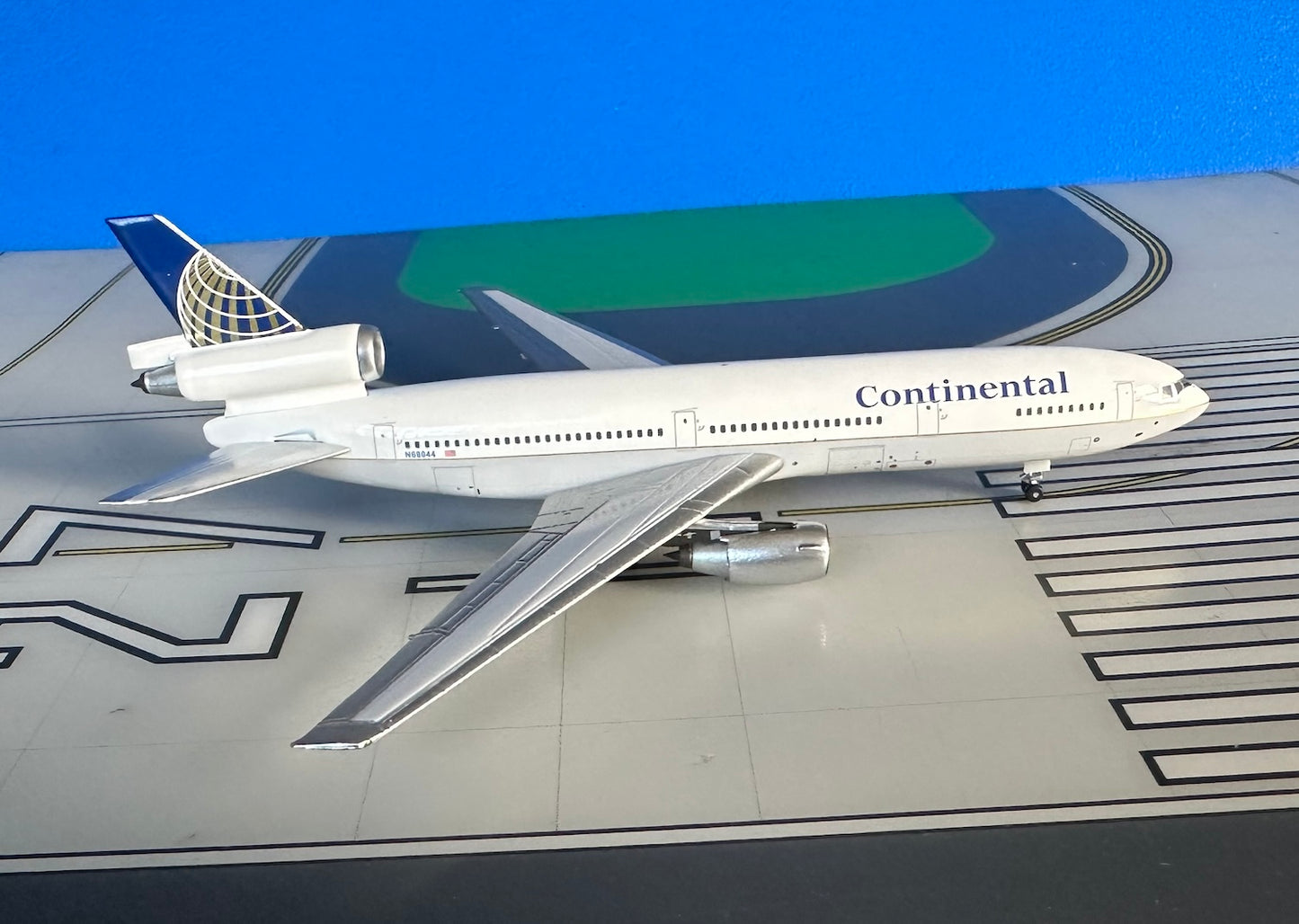 Continental Airlines Douglas DC-10-10 N68044 final colors 1:400 diecast Aeroclassics