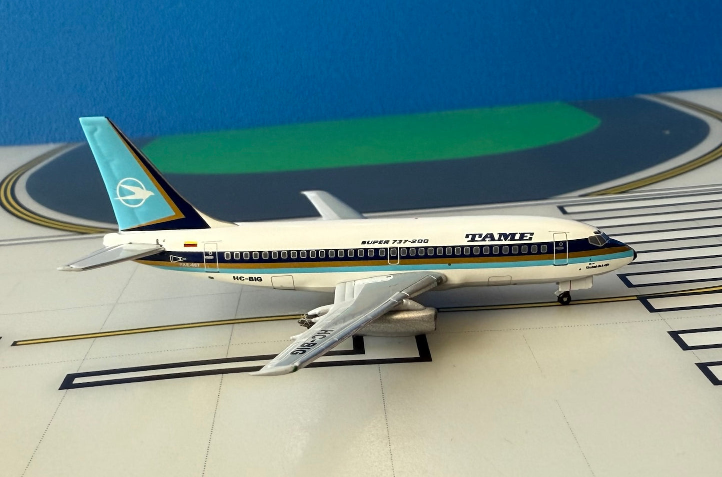 TAME Ecuador Boeing 737-200 HC-BIG 1980s colors 1:400 scale diecast Aeroclassics