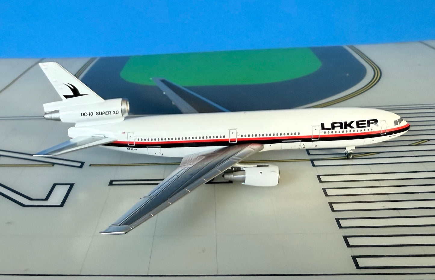 Laker DC-10-30 N832LA 1990s colors 1:400 scale diecast Aeroclassics