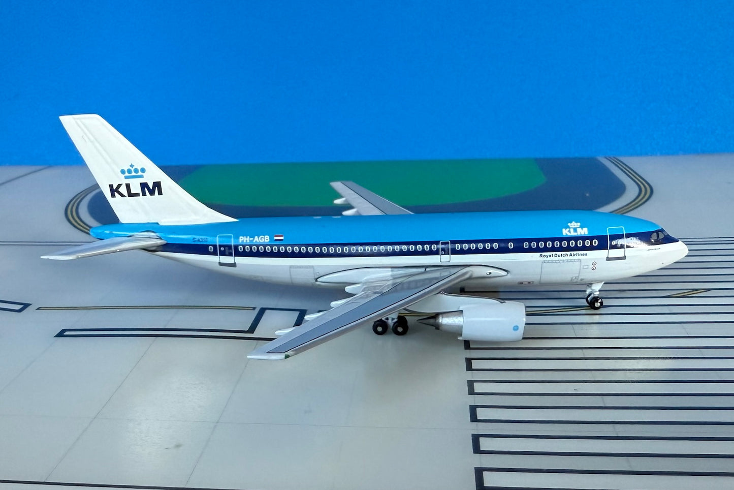 KLM Airbus A310-203 PH-AGB 1980s colors 1:400 scale diecast AeroClassics