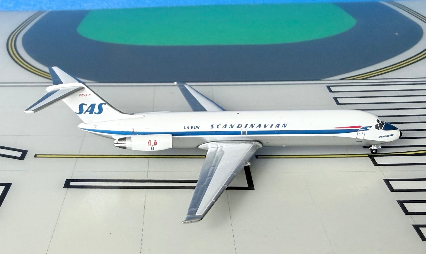 SAS-Scandinavian Douglas DC-9-33F LN-RLW Cargo 1:400 scale diecast Aeroclassics