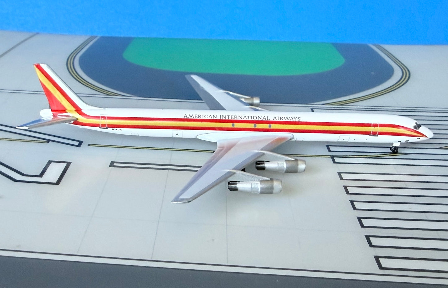 American Int'l Airways Douglas DC-8-61 N24UA 1/400 scale diecast Aeroclassics