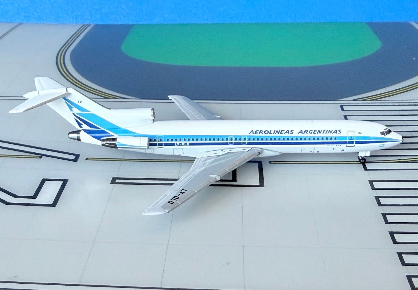 Aerolineas Argentinas Boeing 727-200/Adv LV-OLO 1990s 1:400 scale diecast Aeroclassics