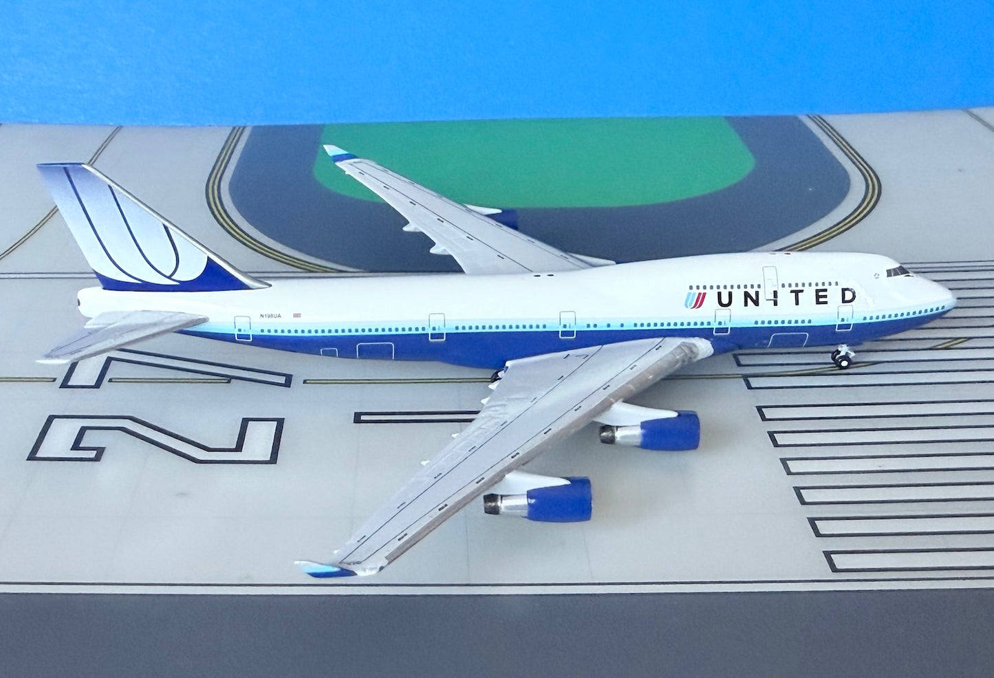 United Boeing 747-400 N198UA final colors 1:400 scale diecast AeroClassics
