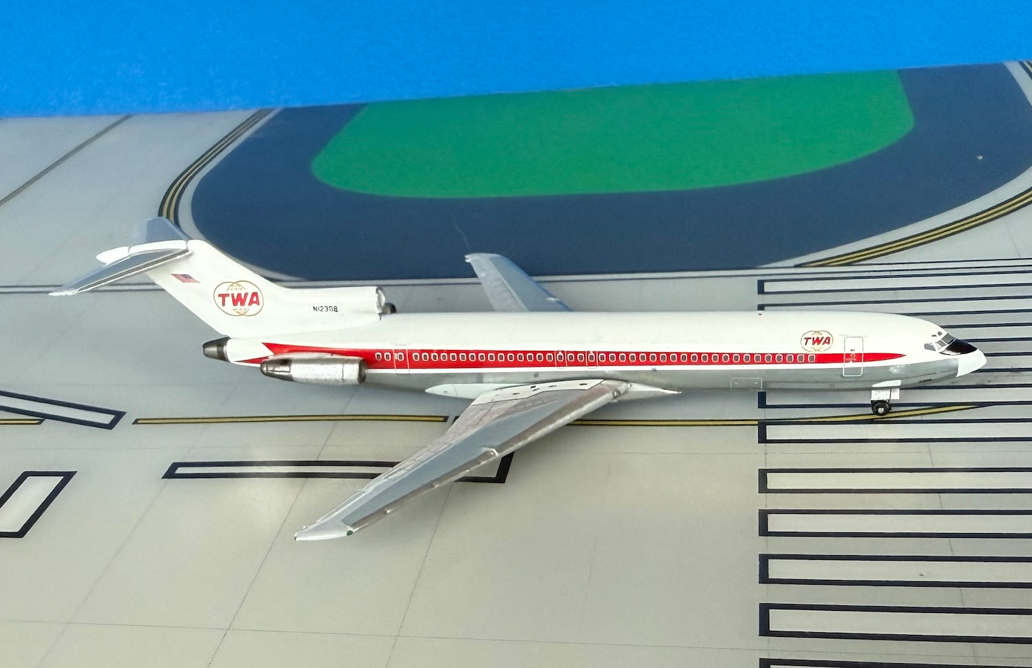 TWA Boeing 727-200 N12308 Twin Globe colors 1:400 scale diecast Aerocl ...