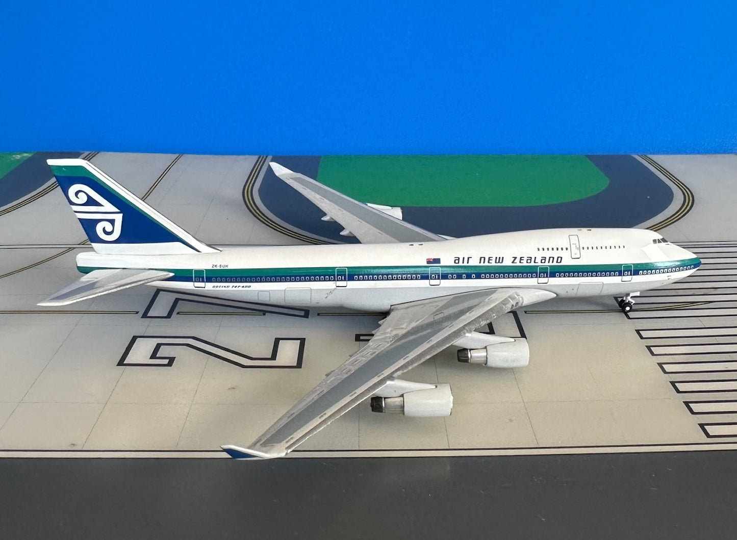 Air New Zealand Boeing 747-400 ZK-SUH 1990s colors 1:400 scale diecast AeroClassics