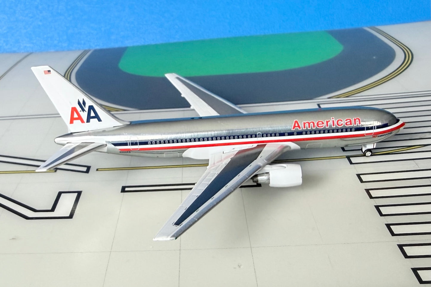 American Boeing 767-200 N308AA Old colors 1:400 scale diecast Aeroclassics
