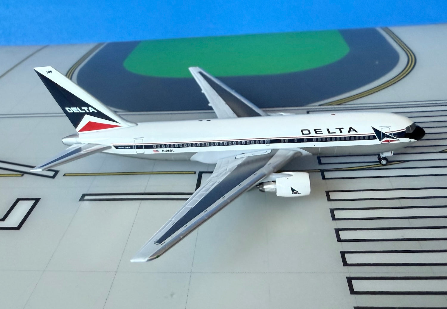 Delta Boeing 767-200 N108DL Widget 1:400 scale diecast Aeroclassics ...