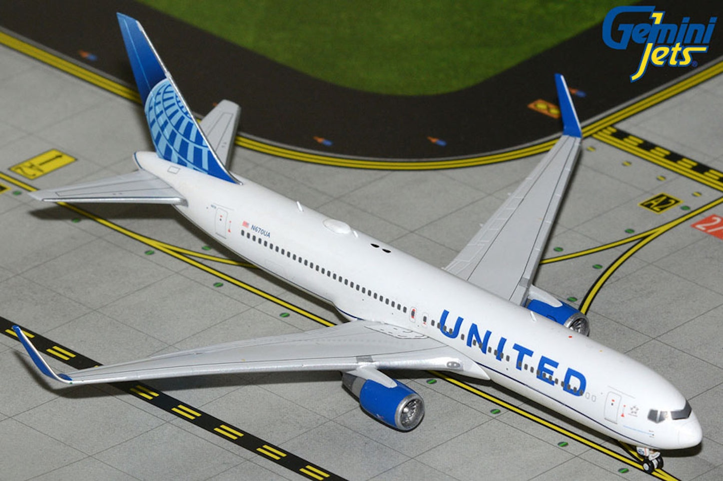 United Boeing 767-300ER N670UA current colors 1:400 scale diecast GeminiJets