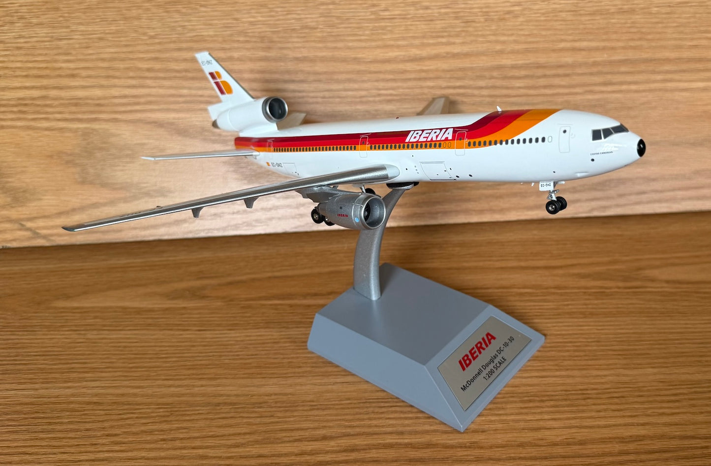 Iberia Douglas DC-10-30 EC-DHZ 1990s colors 1:200 scale diecast Inflight 200 Models