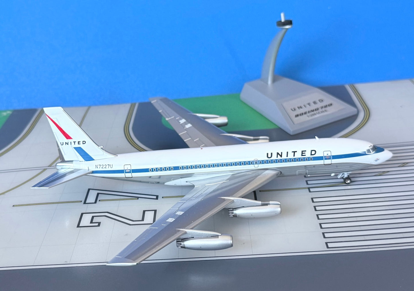 United Boeing 720-022 N7227U 1960s polished belly 1:200 scale diecast Inflight Models